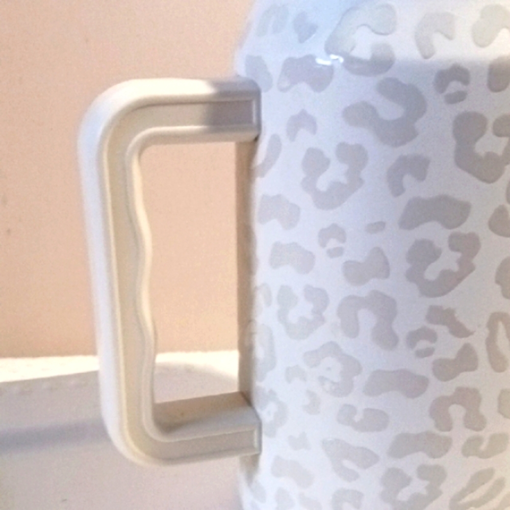 HYDRAPEAK White Leopard Print Insulated Quencher with Straw -50 oz. - Picture 5 of 10